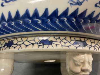 Een Japanse driepotige blauw-witte Arita wierookbrander, Edo, 17e eeuw